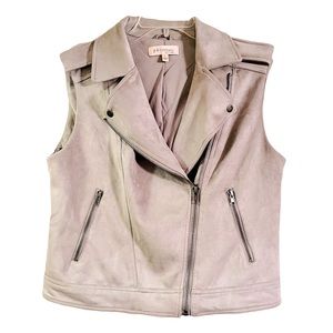 Plush gray ladies vest in size Large by Philosophy. Perfect condition.